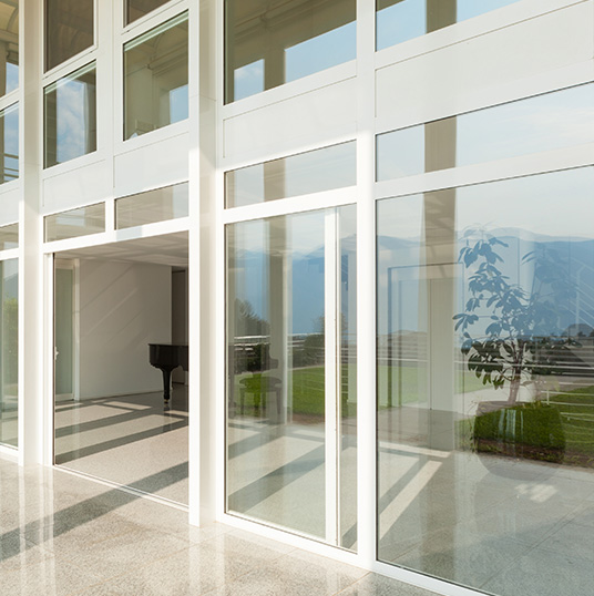 ¿Cómo elegir el escaparate de vidrio adecuado para tu negocio?