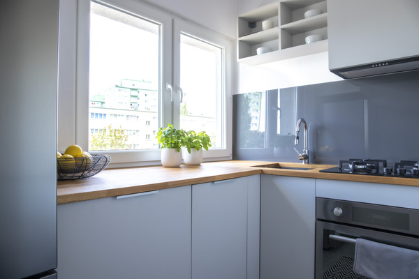 5 soluciones con vidrio para dar amplitud a tu mini cocina