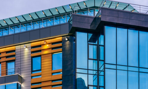 Tendencias en fachadas de vidrio para edificios comerciales
