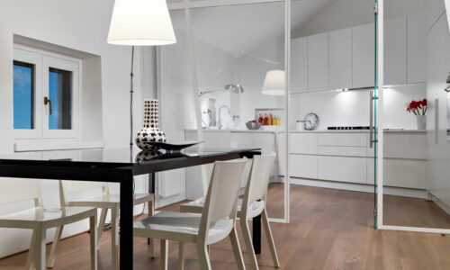 Ideas innovadoras para decorar con vidrio espacios pequeños