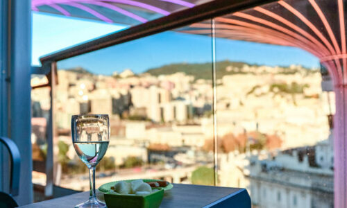 Ideas para decorar tu terraza con vidrio y aprovechar al máximo el espacio