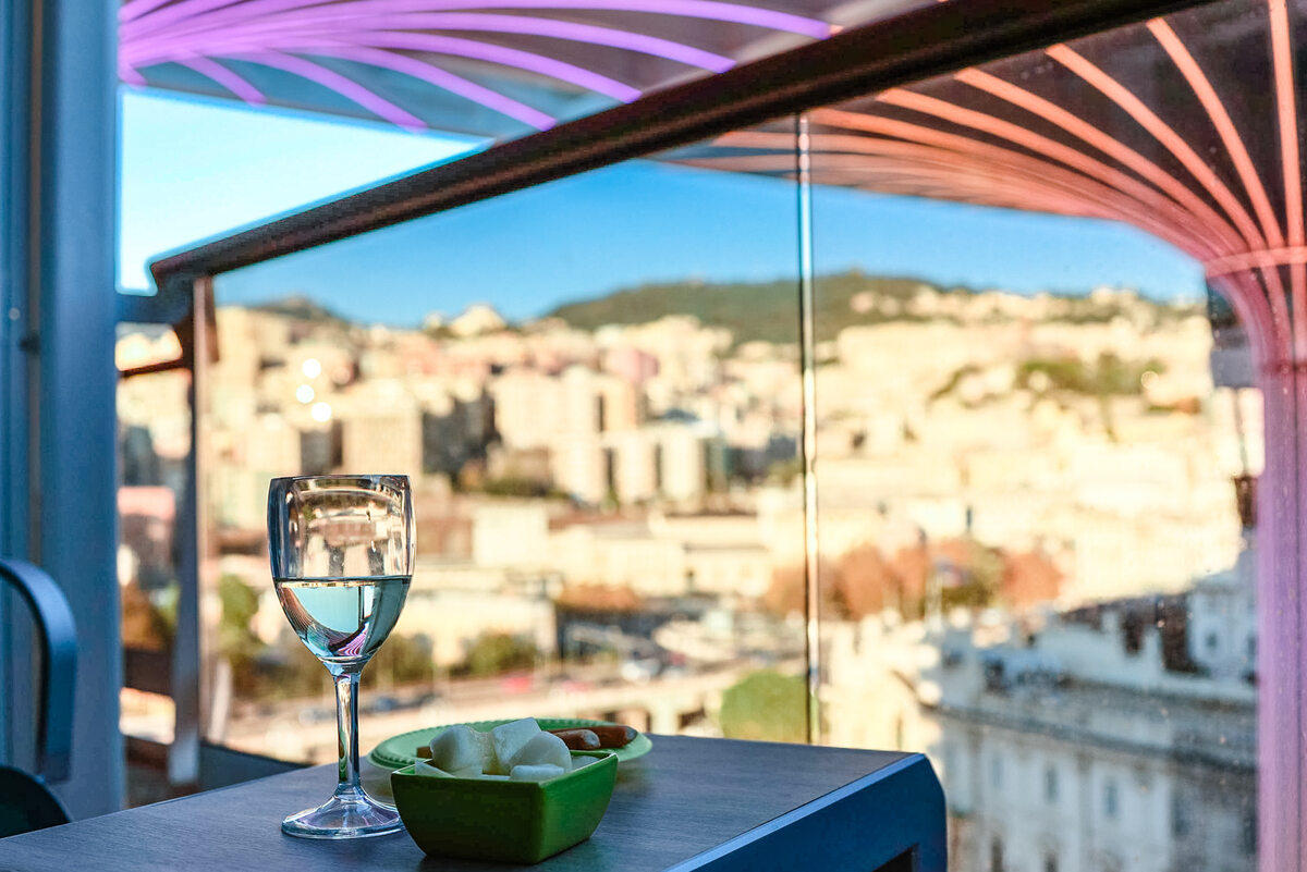 Ideas para decorar tu terraza con vidrio y aprovechar al máximo el espacio