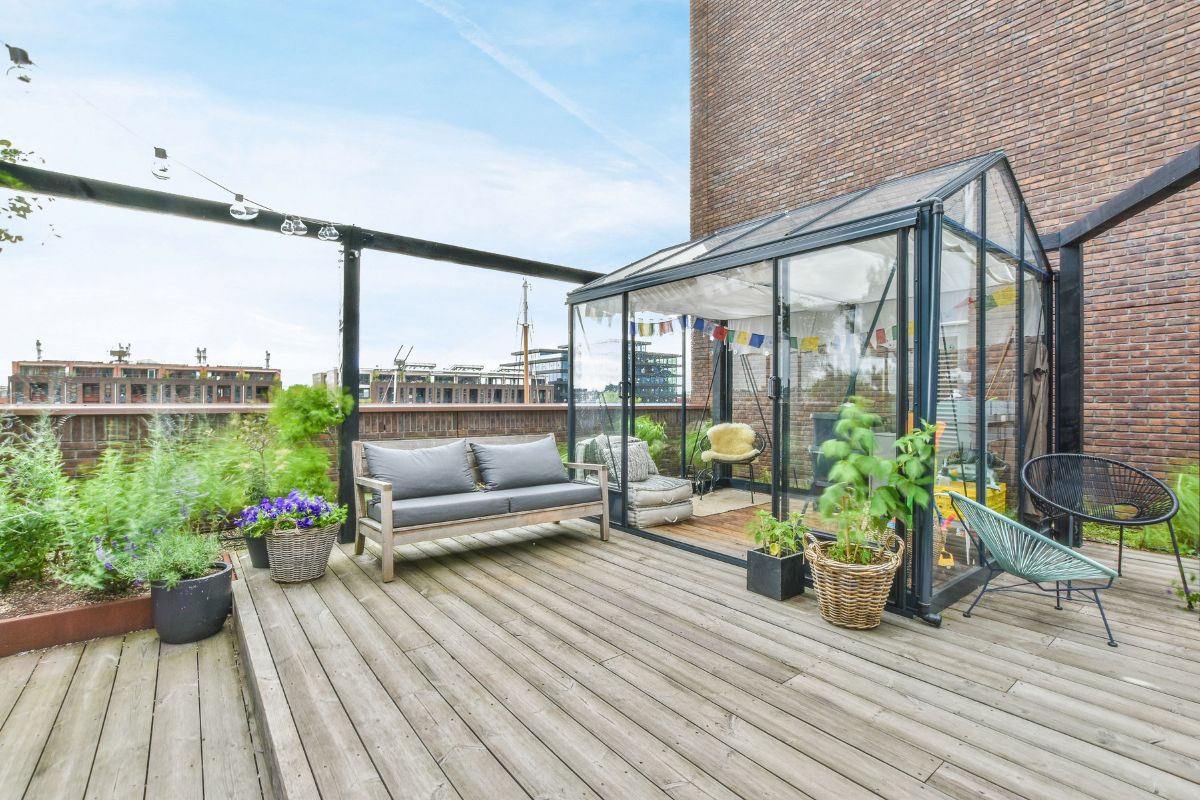 Cómo instalar un techo de cristal en tu terraza y disfrutar de luz natural