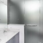 Ideas con vidrio esmerilado en decoración para ganar privacidad en tu hogar