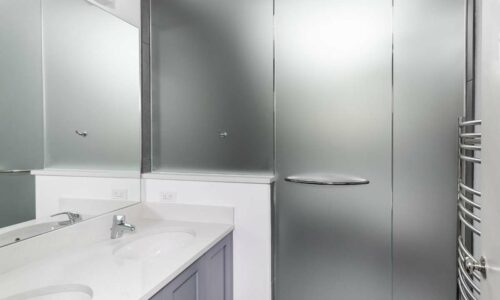 Ideas con vidrio esmerilado en decoración para ganar privacidad en tu hogar