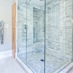 Cómo elegir el vidrio para mamparas de baño más resistentes y seguras