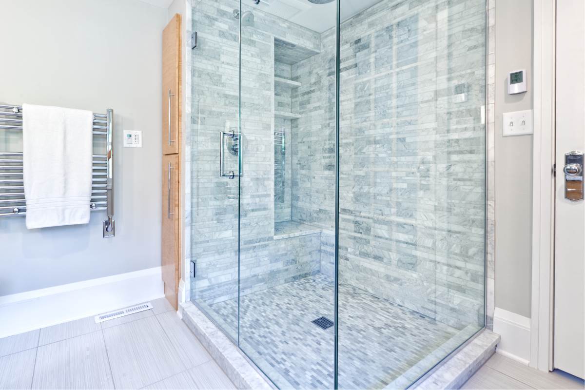 Cómo elegir el vidrio para mamparas de baño más resistentes y seguras