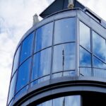 Vidrio curvo en arquitectura: Usos y ventajas en diseño moderno
