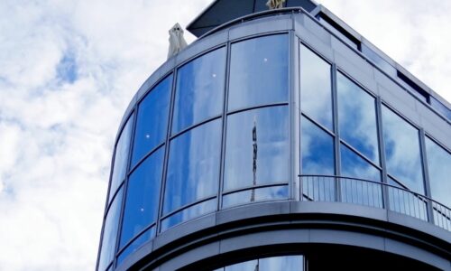 Vidrio curvo en arquitectura: Usos y ventajas en diseño moderno