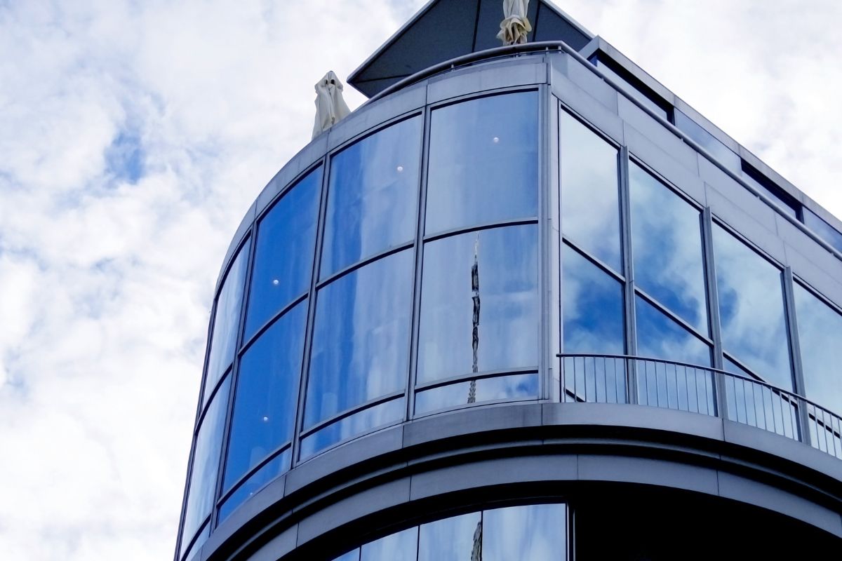 Vidrio curvo en arquitectura: Usos y ventajas en diseño moderno