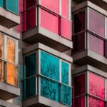 Vidrio coloreado en arquitectura: cómo aporta personalidad a tus espacios