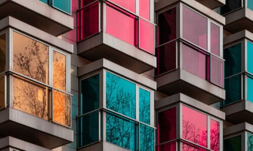 Vidrio coloreado en arquitectura: cómo aporta personalidad a tus espacios