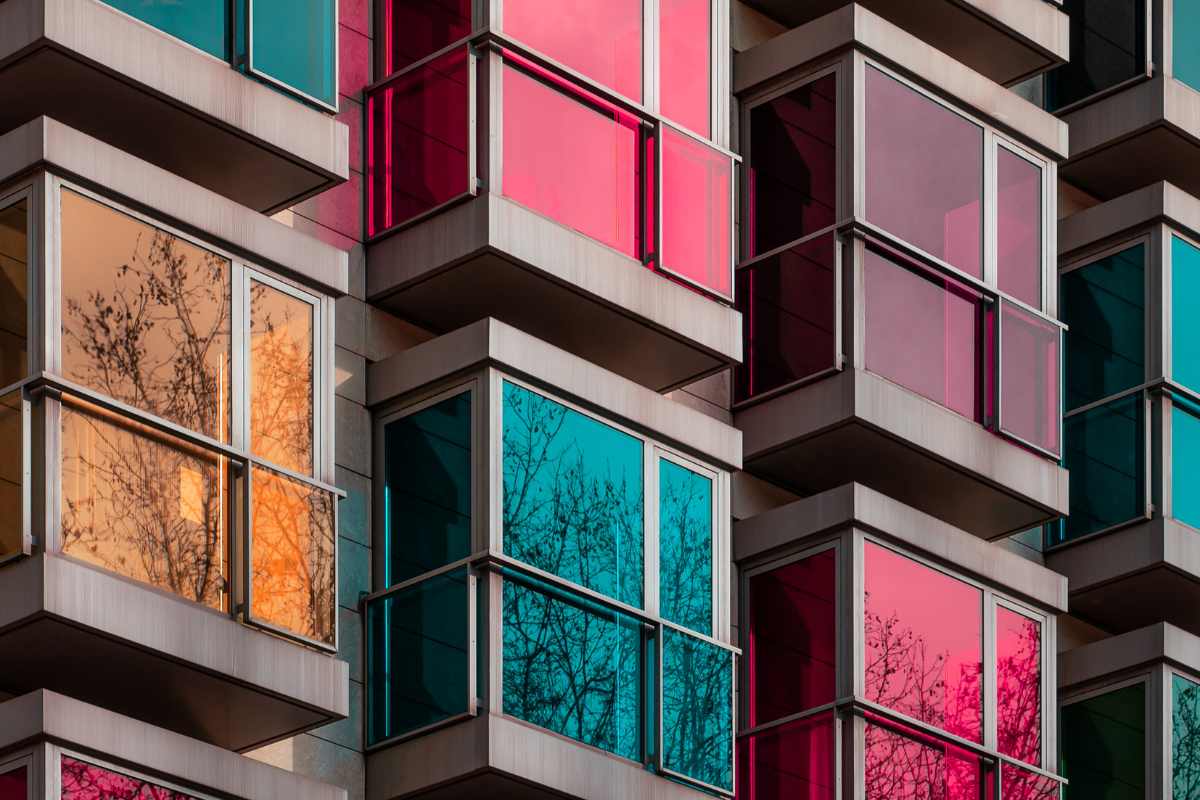Vidrio coloreado en arquitectura: cómo aporta personalidad a tus espacios