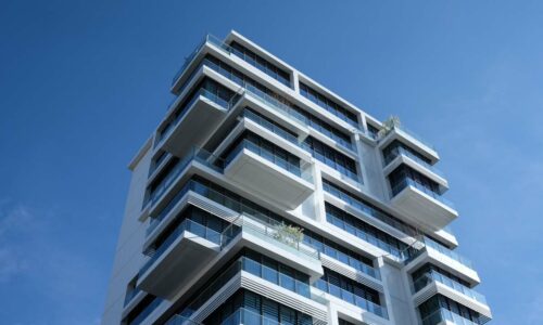 Cómo contribuye el vidrio a la sostenibilidad en la construcción moderna