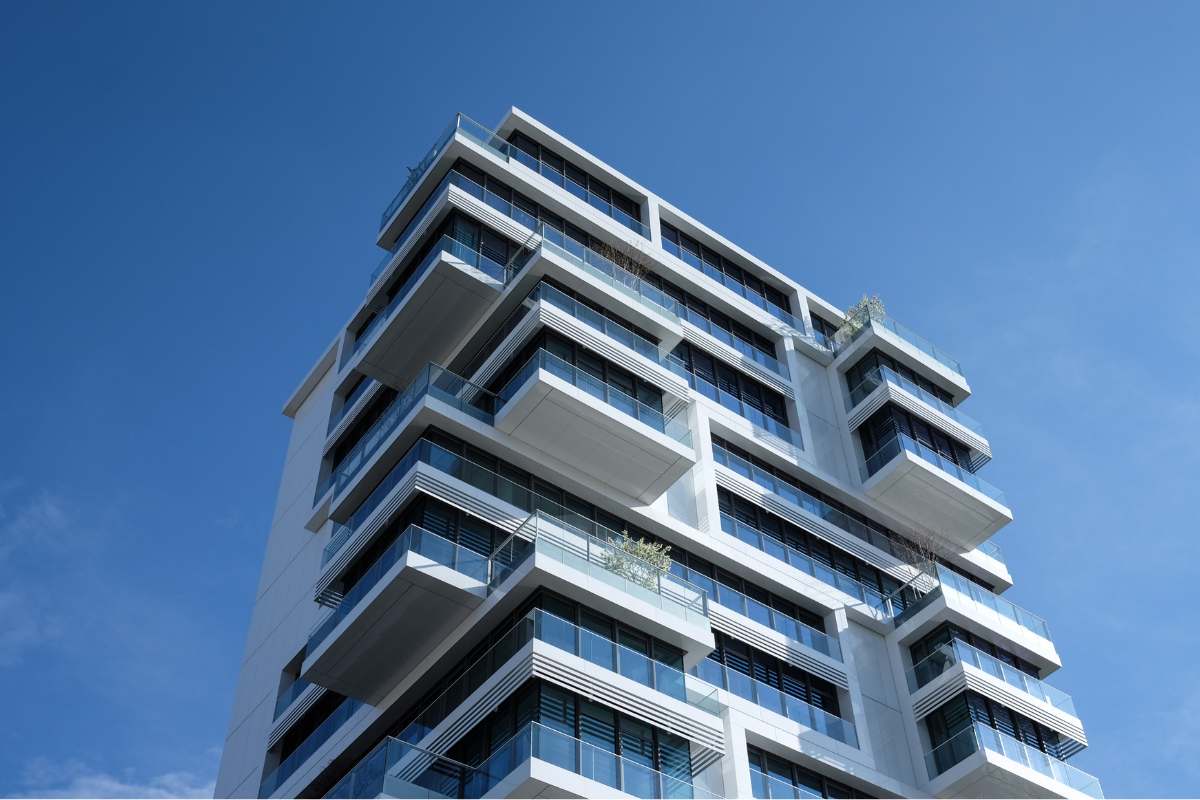 Cómo contribuye el vidrio a la sostenibilidad en la construcción moderna