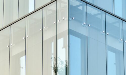 Ventajas del muro cortina de vidrio en la arquitectura moderna
