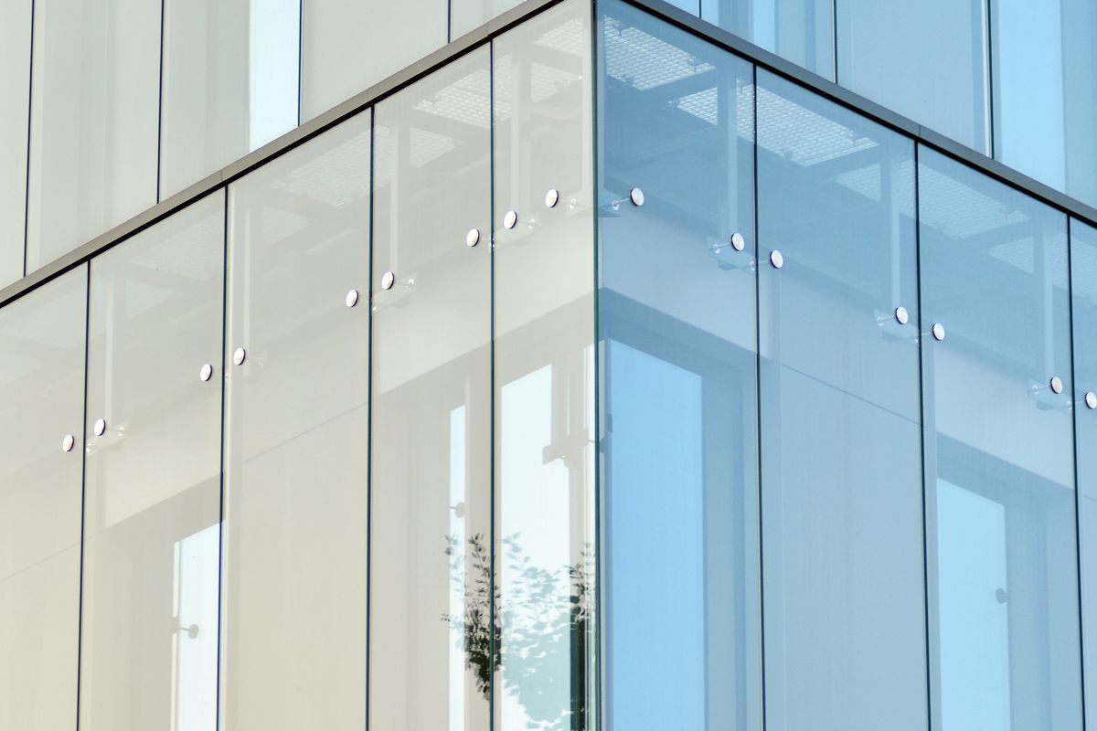 Ventajas del muro cortina de vidrio en la arquitectura moderna