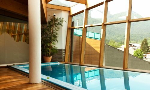 Cerramientos de piscinas con techos de cristal: disfruta tu piscina todo el año