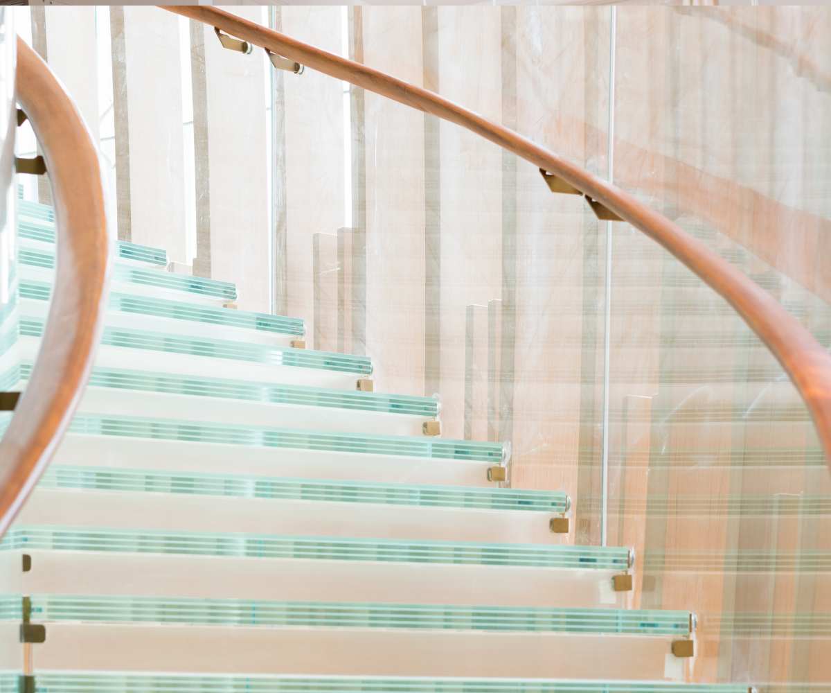 Cómo iluminar una escalera con vidrio ideas modernas y fáciles de aplicar