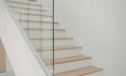 Barandillas de cristal para escaleras interiores: normativa, seguridad y diseño