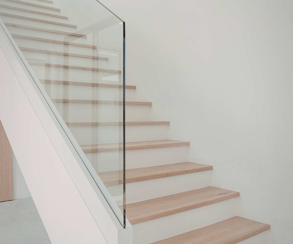 Barandillas de cristal para escaleras interiores: normativa, seguridad y diseño