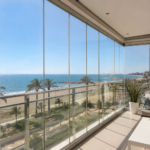 cortinas de cristal en la playa