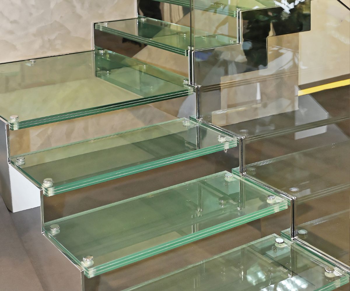Escaleras de cristal: Un toque de lujo y modernidad