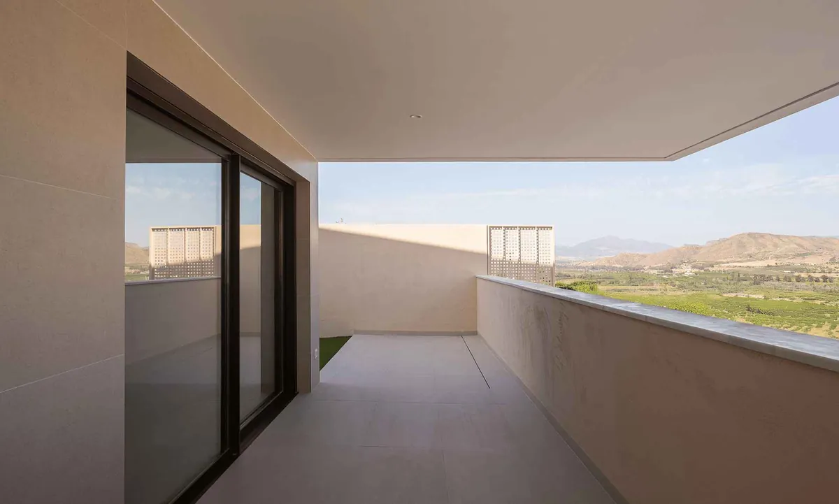 Puerta corredera de aluminio con salida a terraza con vistas