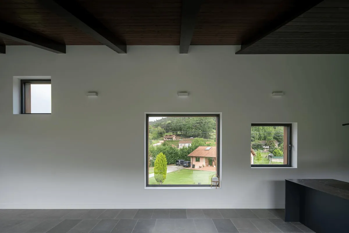 Ventanas fijas y practicables de aluminio en vivienda de obra nueva